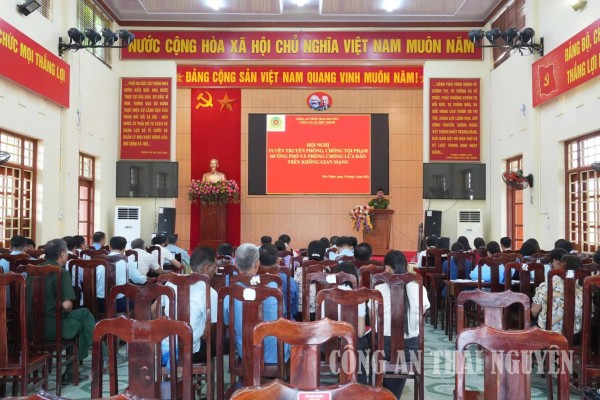 Tuyên truyền viên thông tin về tình hình an ninh, trật tự và các hình thức lừa đảo trên không gian mạng.