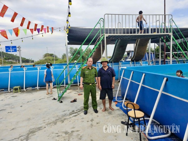 Phúc Thuận giám sát bể bơi