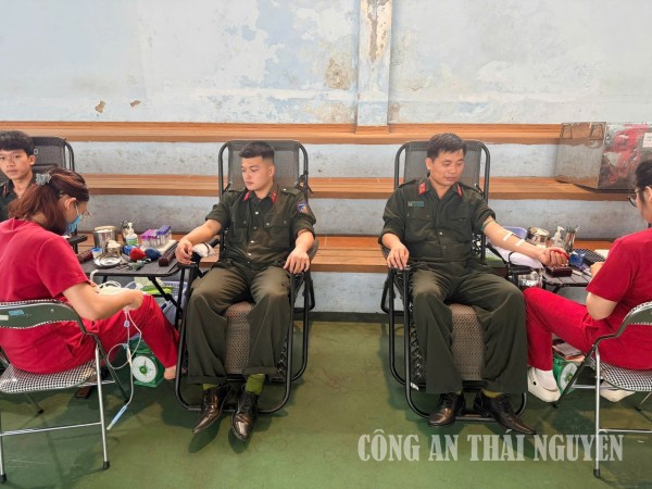 Cán bộ, chiến sĩ Phòng Cảnh sát cơ động tích cực tham gia hiến máu tình nguyện.