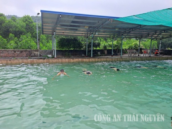 PK02 huấn luyện bơi