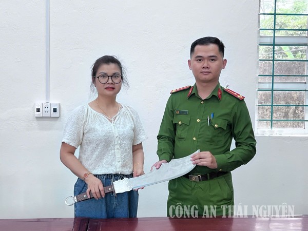 Công dân tự nguyện giao nộp vũ khí tại cơ quan Công an.