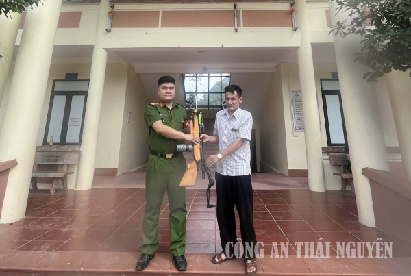 Công dân tự nguyện giao nộp súng tự chế