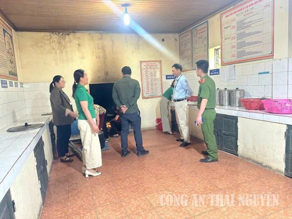 Trần Phú kiểm tra