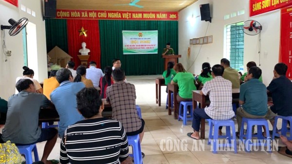 Công an xã Văn Lăng tổ chức tuyên truyền pháp luật về phòng chống ma tuý.