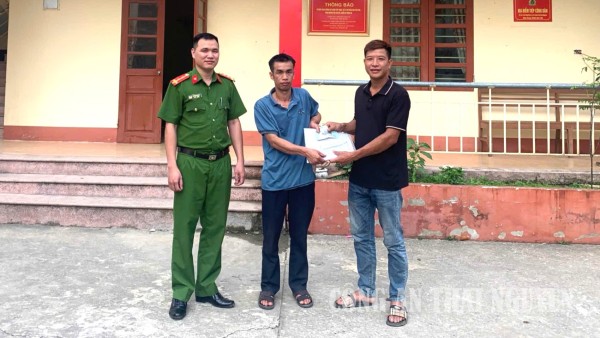Công an xã Yên Trạch trả lại tài sản cho công dân.