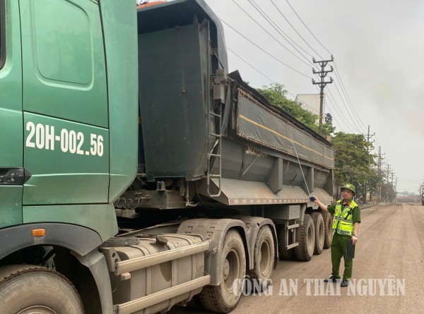 Công an phường Sông Công rà soát, kiểm tra xe tải từ 15 tấn trở lên