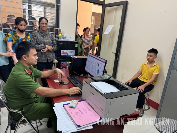 Công an xã Đồng Hỷ đẩy nhanh cấp căn cước, định danh điện tử cho học sinh