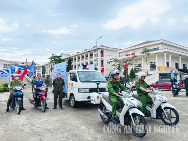 Công an xã An Khánh hưởng ứng Tuần lễ quốc gia nước sạch và vệ sinh môi trường