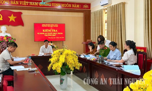 Công an phường Sông Công phối hợp kiểm tra an toàn thực phẩm tại bếp ăn tập thể các trường học.