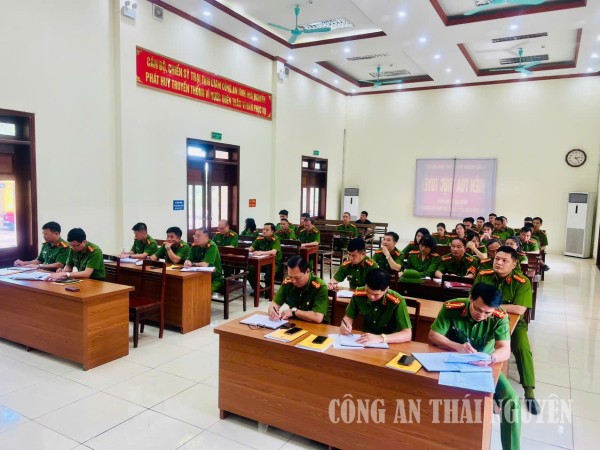 Cán bộ, chiến sĩ tham gia học tập, quán triệt nội dung giáo dục chính trị tư tưởng