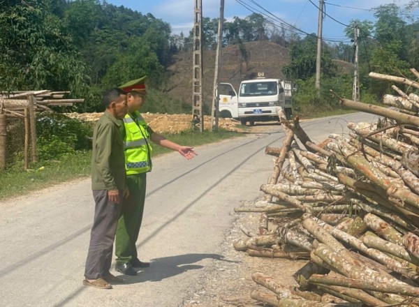 Công an xã Côn Minh tăng cường xử lý tình trạng lấn chiếm lòng đường, lề đường