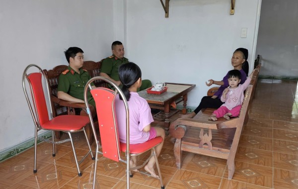 Công an xã Phú Thịnh thăm hỏi, tặng quà các cháu có hoàn cảnh khó khăn