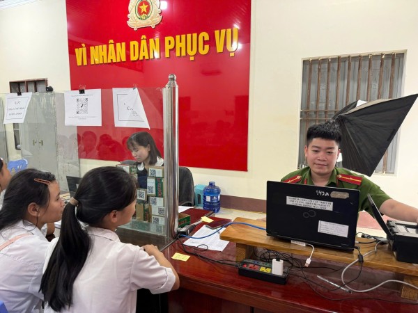 Công an xã Phú Thịnh đẩy nhanh tiến độ thu nhận định danh điện tử cho trẻ từ 6 đến dưới 14 tuổi