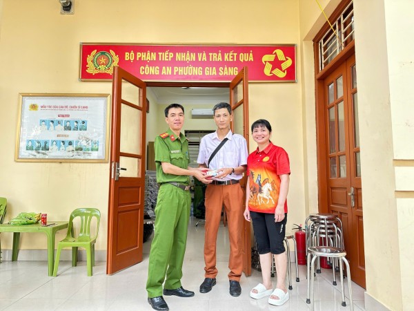 Công an phường Gia Sàng trao trả tài sản bị đánh rơi cho người dân