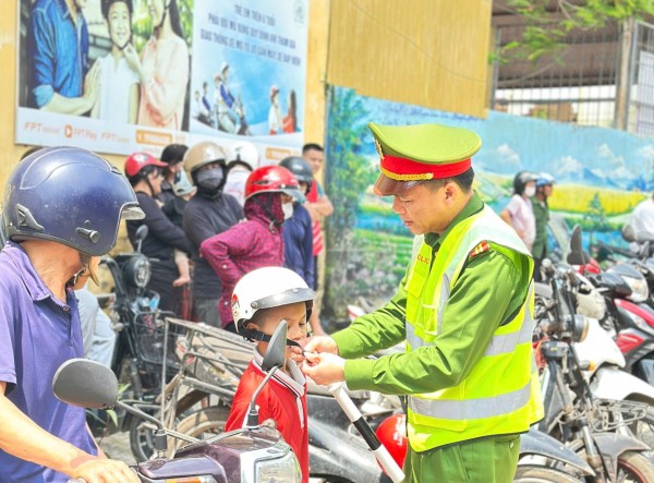 Công an phường Gia Sàng đảm bảo trật tự an toàn giao thông tại cổng trường học