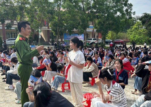 Công an xã Chợ Mới tuyên truyền pháp luật, kỹ năng lái xe an toàn cho học sinh