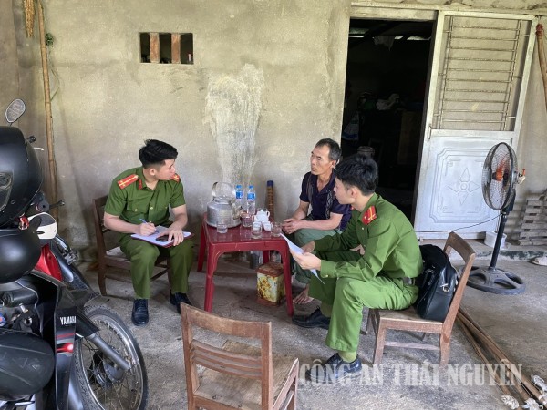 Công an xã tư vấn chính sách vay vốn đối với người sau cai nghiện ma túy