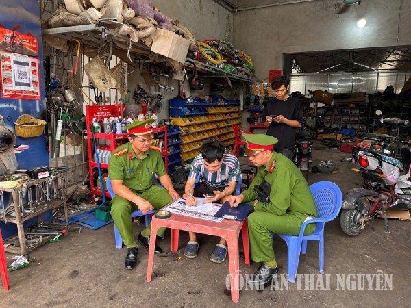 Công an xã Tràng Xá làm việc với các cửa hàng sửa chữa xe trên địa bàn