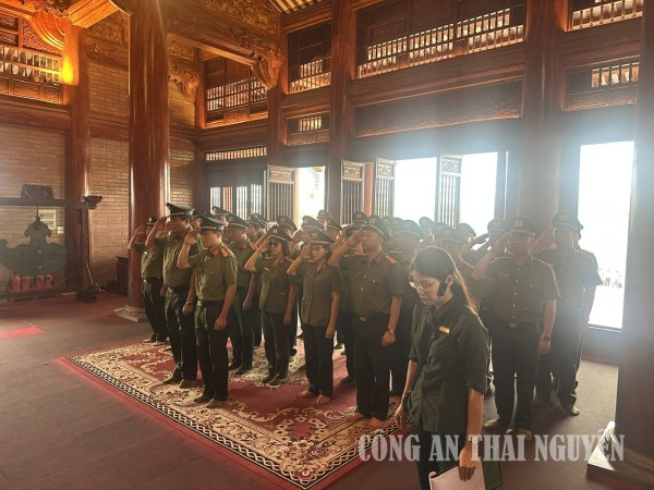Phòng An ninh kinh tế báo công, dâng hương tại Khu di tích lịch sử 915 Gia Sàng