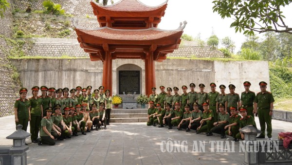 Đoàn chụp ảnh lưu niệm tại Khu di tích.