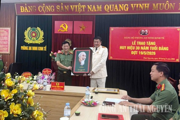Lãnh đạo Công an tỉnh dự Lễ trao tặng Huy hiệu 30 năm tuổi Đảng