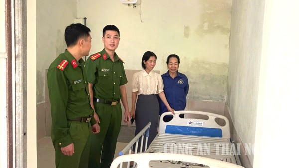 Công an phường hỗ trợ giường nằm cho gia đình có hoàn cảnh khó khăn.