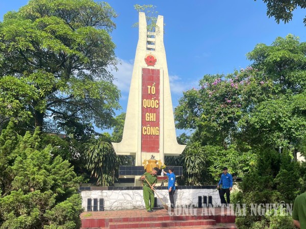 Chi đoàn Công an phường Sông Công ra quân Ngày Chủ nhật xanh.