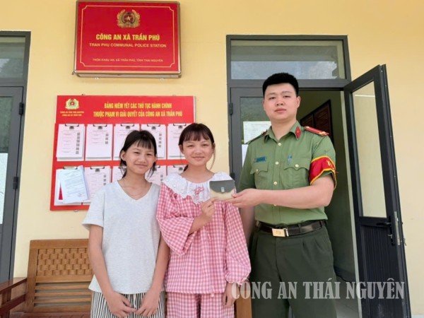 Công an xã Trần Phú tiếp nhận các giấy tờ do các em nhỏ nhặt được