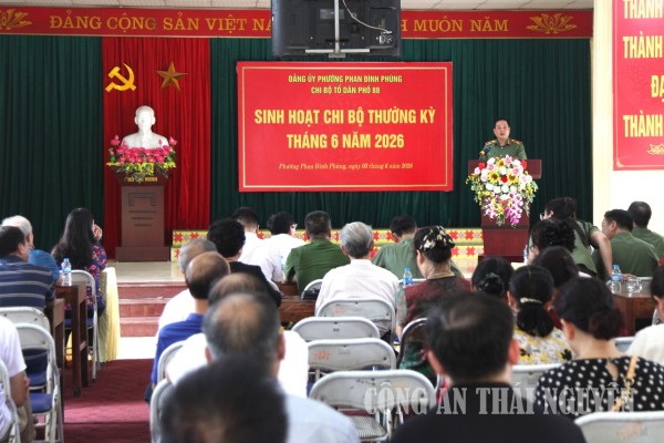 Giám đốc Công an tỉnh Thái Nguyên dự sinh hoạt chi bộ thường kỳ tại Chi bộ tổ dân phố 88, phường Phan Đình Phùng