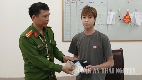 Trao trả tài sản cho công dân đánh rơi.