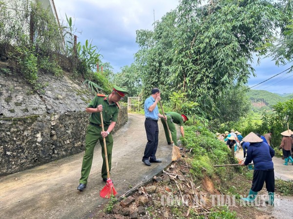 Công an xã Thanh Mai hưởng ứng “Ngày thứ bảy xanh”.