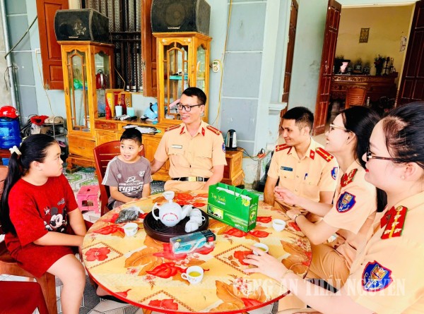 Lãnh đạo và cán bộ đơn vị thăm, tặng quà cháu Nguyễn Đức Anh nhân dịp ngày Quốc tế thiếu nhi.