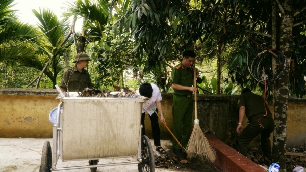 Công an xã Yên Trạch ra quân hưởng ứng tháng hành động vì môi trường năm 2026