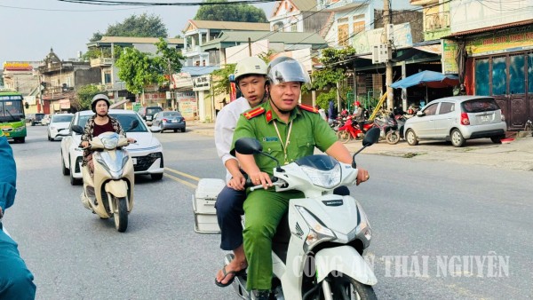 Kịp thời hỗ trợ thí sinh quên giấy tờ dự thi.