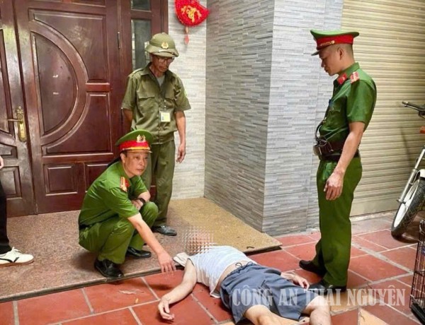 Cảnh sát trật tự và phản ứng nhanh hỗ trợ ngườ bị nạn.
