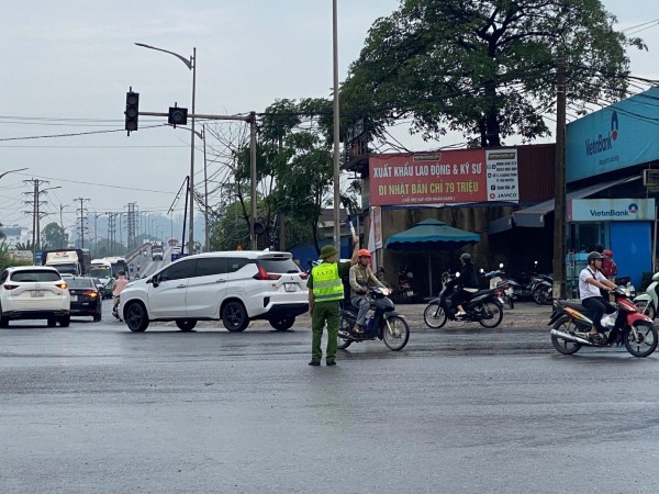 Công an phường Bách Quang kịp thời phân luồng, giải quyết điểm nghẽn giao thông