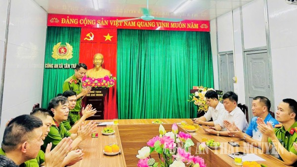 Công an xã Phú Đình trao đổi kinh nghiệm công tác với Công an xã Tân Trào, tỉnh Tuyên Quang.