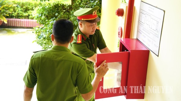 Công an xã Phủ Thông kiểm tra thiết bị an toàn phòng cháy tại điểm thi trên địa bàn.