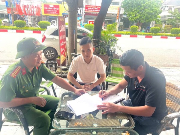 Công an phường Bắc Kạn đẩy mạnh tuyên truyền, vận động người dân ký cam kết thực hiện trật tự đô thị