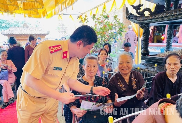 Thái Nguyên: Hơn 500 tăng ni, phật tử được tuyên truyền Luật Trật tự, an toàn giao thông đường bộ.