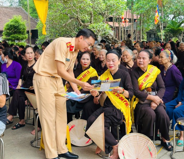 Hơn 800 tăng ni, phật tử được tuyên truyền Luật Trật tự, an toàn Giao thông đường bộ