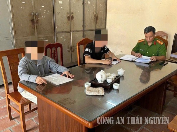 Công an xã Định Hóa tiếp nhận công dân được đặc xá trở về địa phương