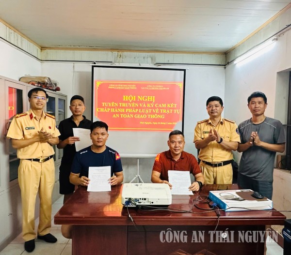 Đại diện Công ty và đội ngũ lái xe ký cam kết