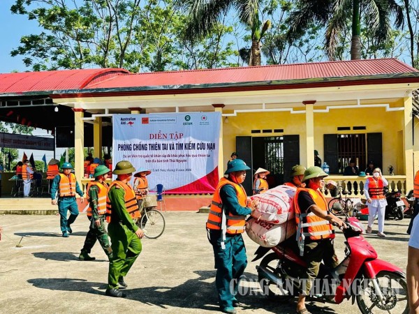 Cán bộ, chiến sĩ Công an phường xử lý tình huống diễn tập phòng chống, chống thiên tai