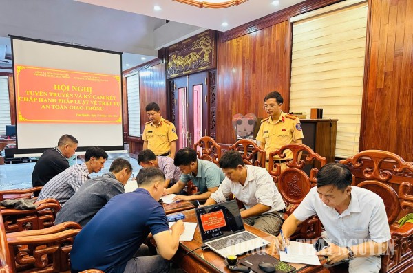 Đại diện Công ty và đội ngũ lái xe ký cam kết