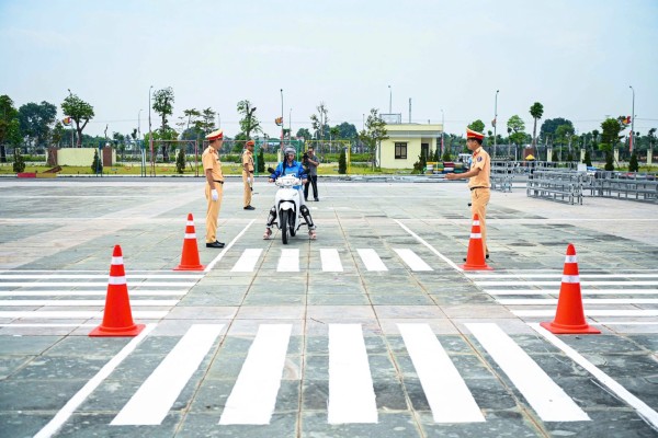 Triển khai chiến dịch đào tạo kỹ năng lái xe mô tô, xe gắn máy an toàn tại phường Vạn Xuân