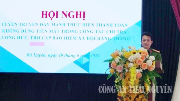 Công an phường Bá Xuyên phối hợp tuyên truyền chi trả lương hưu, trợ cấp bảo hiểm xã hội không dùng tiền mặt