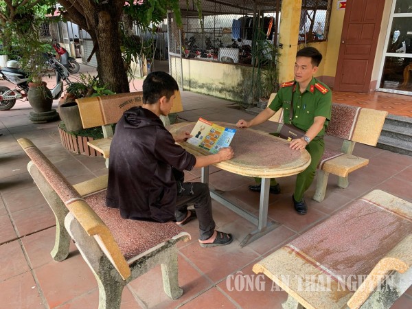 Công an xã tuyên truyền chính sách vay vốn hỗ trợ người sau cai nghiện ma tuý