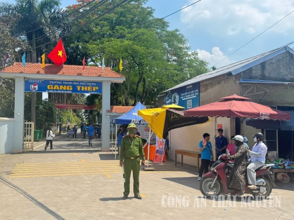 Công an phường phân luồng giao thông tại cổng trường