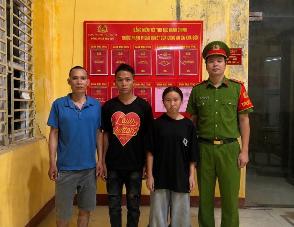 Công an xã Kha Sơn giúp đỡ người đi lạc về với gia đình